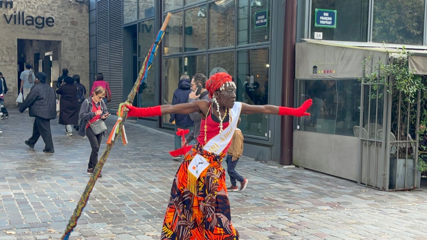 Kemet bras grands ouverts à Bercy Village
