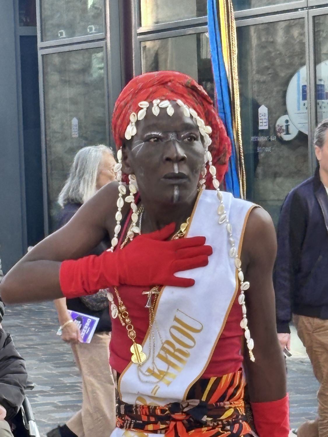 Kemet, main gantée de rouge sur le cœur